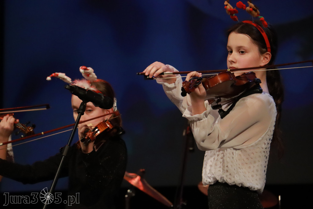 Fotorelacja: Koncert Świąteczny Szkoły Muzycznej i SP3 w MOK Zawiercie