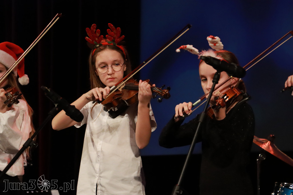 Fotorelacja: Koncert Świąteczny Szkoły Muzycznej i SP3 w MOK Zawiercie
