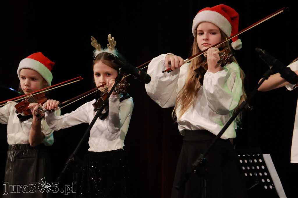 Fotorelacja: Koncert Świąteczny Szkoły Muzycznej i SP3 w MOK Zawiercie