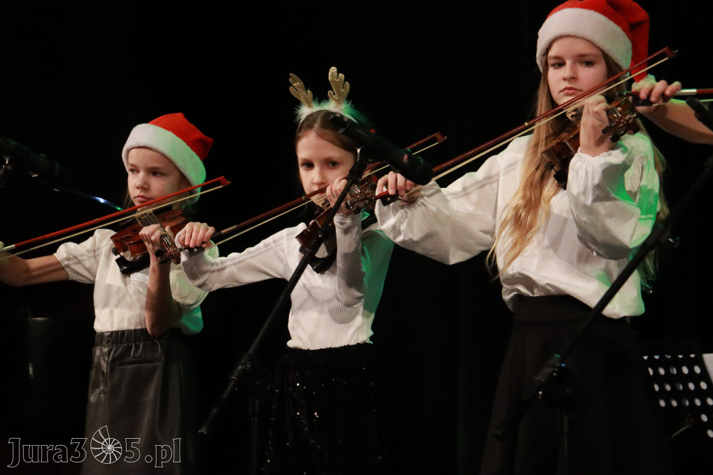 Fotorelacja: Koncert Świąteczny Szkoły Muzycznej i SP3 w MOK Zawiercie