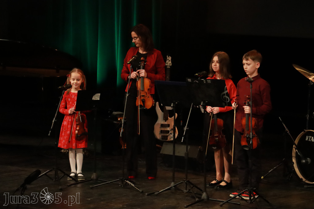 Fotorelacja: Koncert Świąteczny Szkoły Muzycznej i SP3 w MOK Zawiercie
