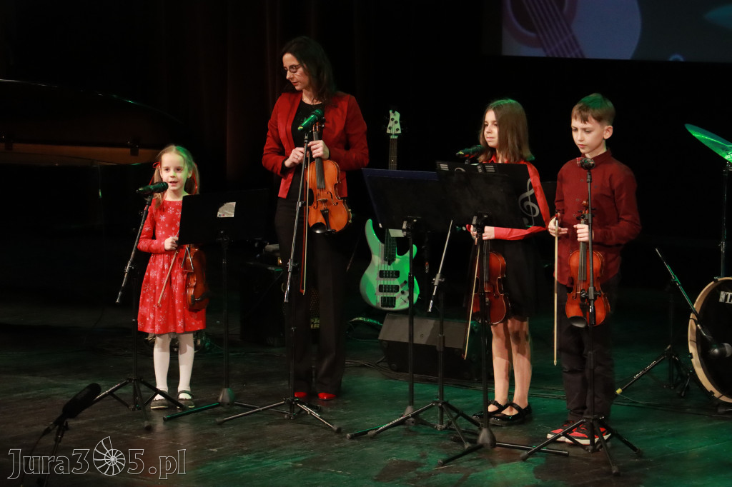 Fotorelacja: Koncert Świąteczny Szkoły Muzycznej i SP3 w MOK Zawiercie
