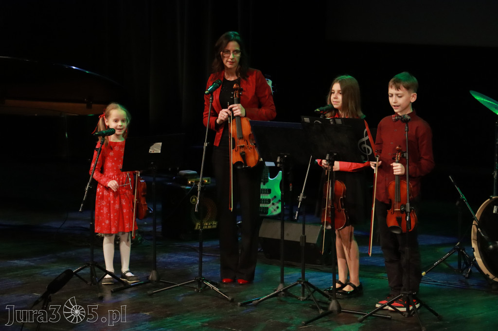 Fotorelacja: Koncert Świąteczny Szkoły Muzycznej i SP3 w MOK Zawiercie