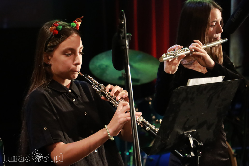 Fotorelacja: Koncert Świąteczny Szkoły Muzycznej i SP3 w MOK Zawiercie