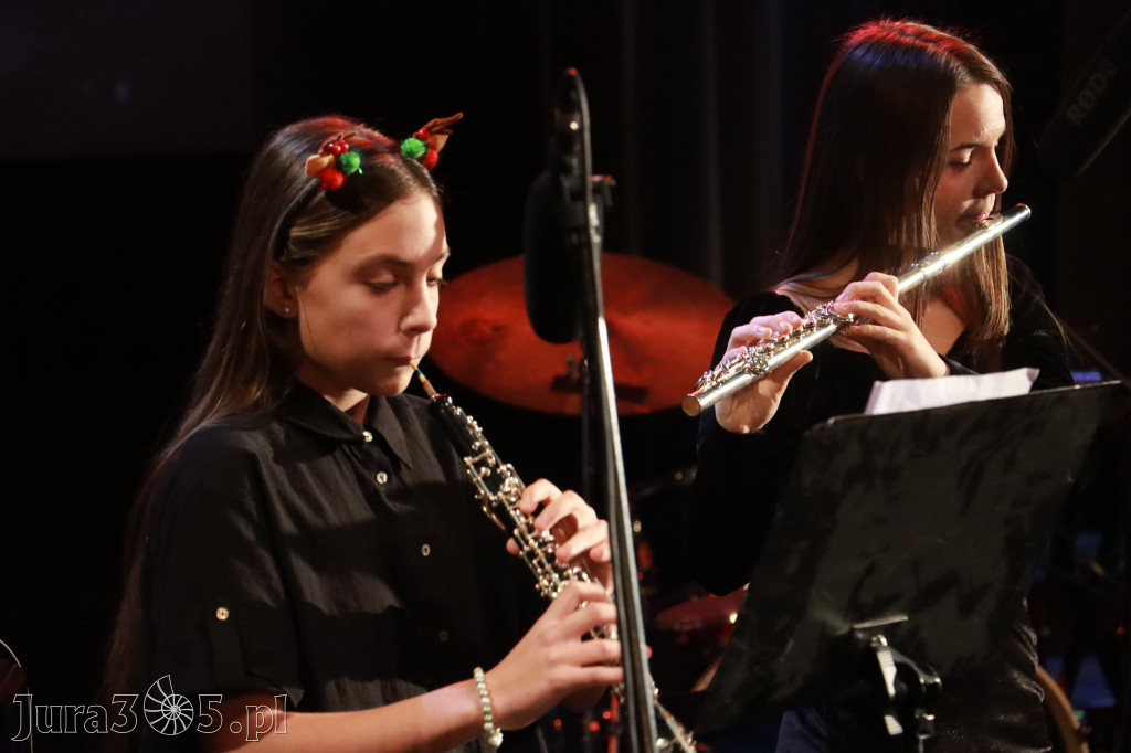Fotorelacja: Koncert Świąteczny Szkoły Muzycznej i SP3 w MOK Zawiercie