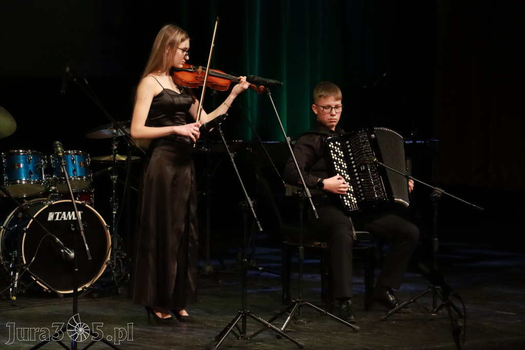 Fotorelacja: Koncert Świąteczny Szkoły Muzycznej i SP3 w MOK Zawiercie