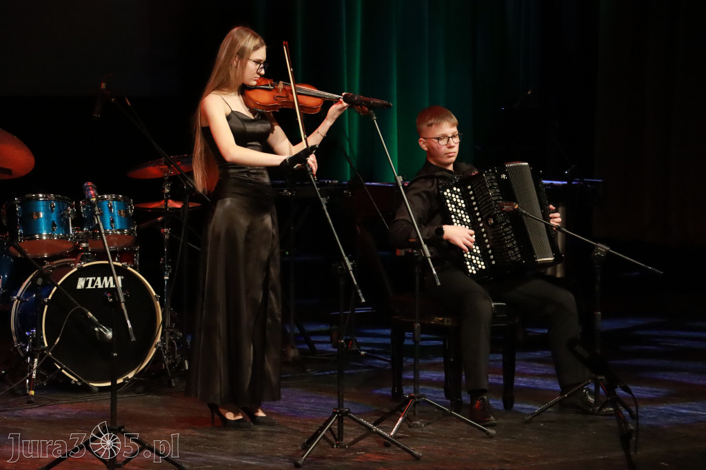 Fotorelacja: Koncert Świąteczny Szkoły Muzycznej i SP3 w MOK Zawiercie