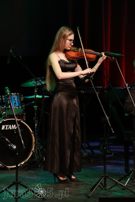 Fotorelacja: Koncert Świąteczny Szkoły Muzycznej i SP3 w MOK Zawiercie