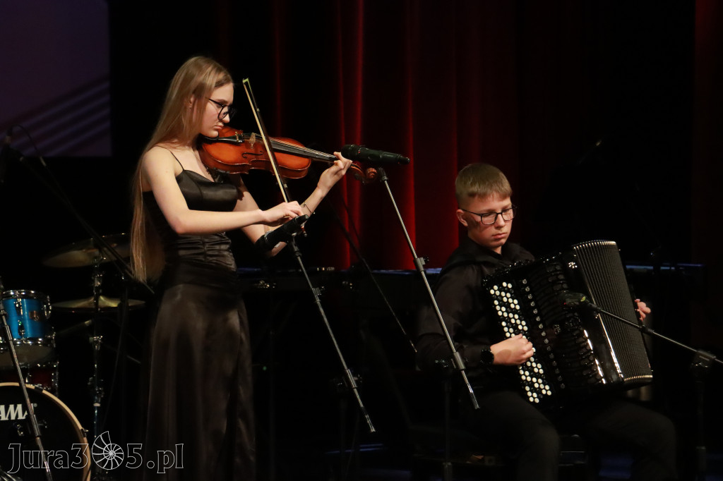 Fotorelacja: Koncert Świąteczny Szkoły Muzycznej i SP3 w MOK Zawiercie