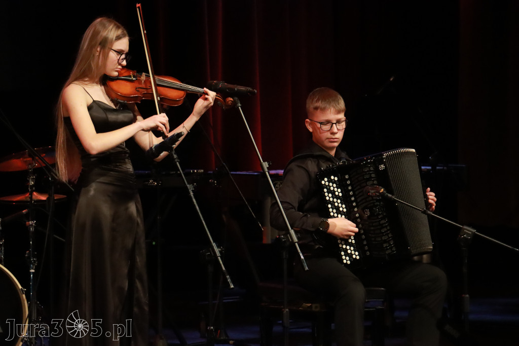 Fotorelacja: Koncert Świąteczny Szkoły Muzycznej i SP3 w MOK Zawiercie