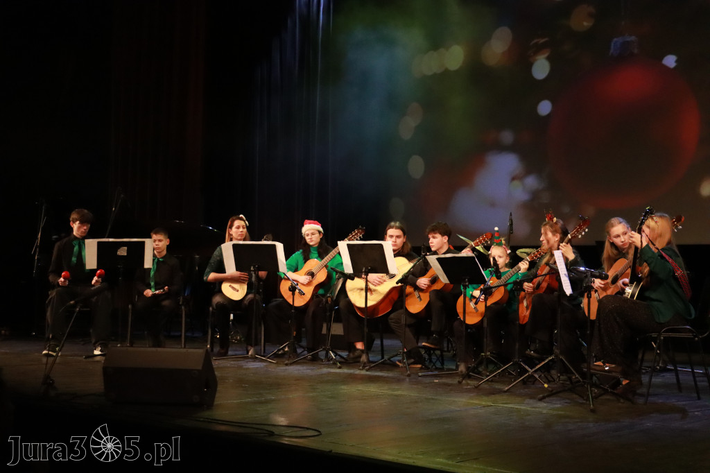 Fotorelacja: Koncert Świąteczny Szkoły Muzycznej i SP3 w MOK Zawiercie