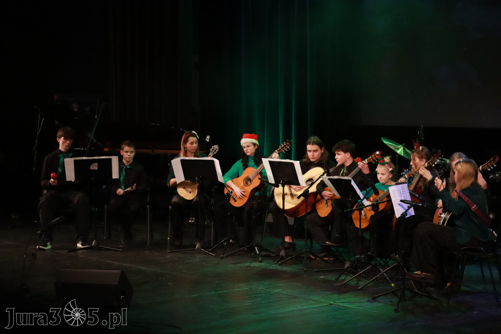 Fotorelacja: Koncert Świąteczny Szkoły Muzycznej i SP3 w MOK Zawiercie