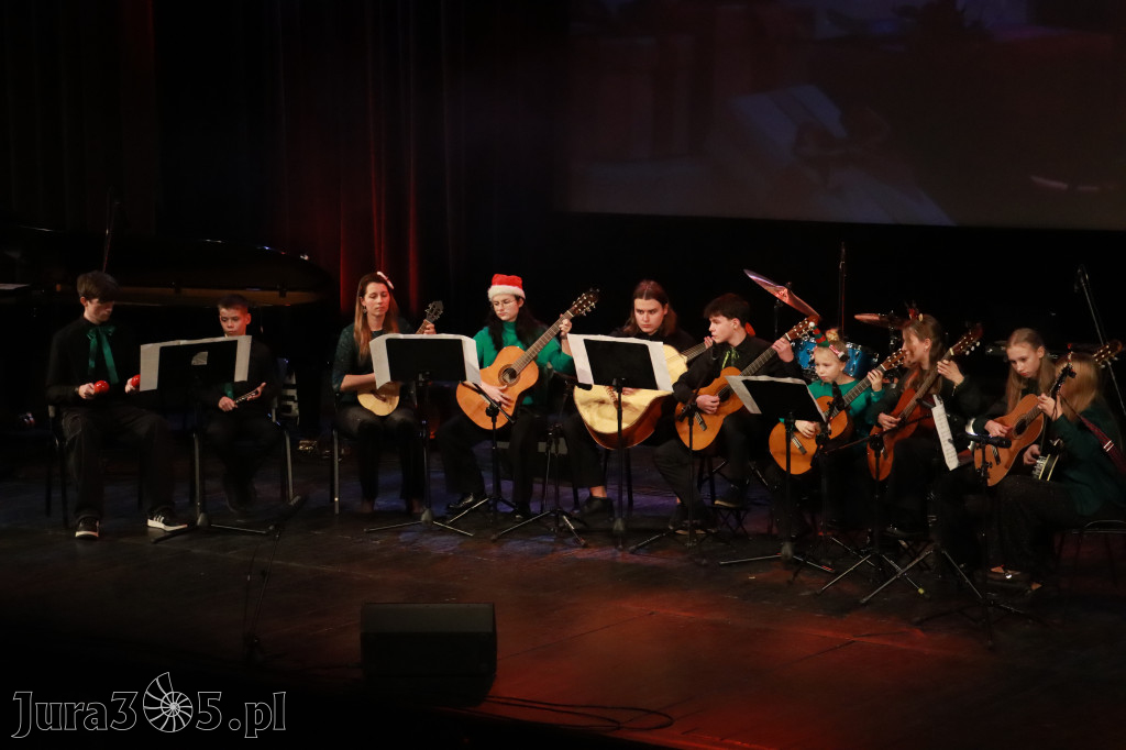 Fotorelacja: Koncert Świąteczny Szkoły Muzycznej i SP3 w MOK Zawiercie
