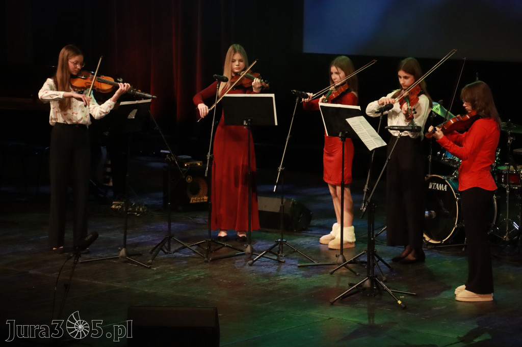 Fotorelacja: Koncert Świąteczny Szkoły Muzycznej i SP3 w MOK Zawiercie