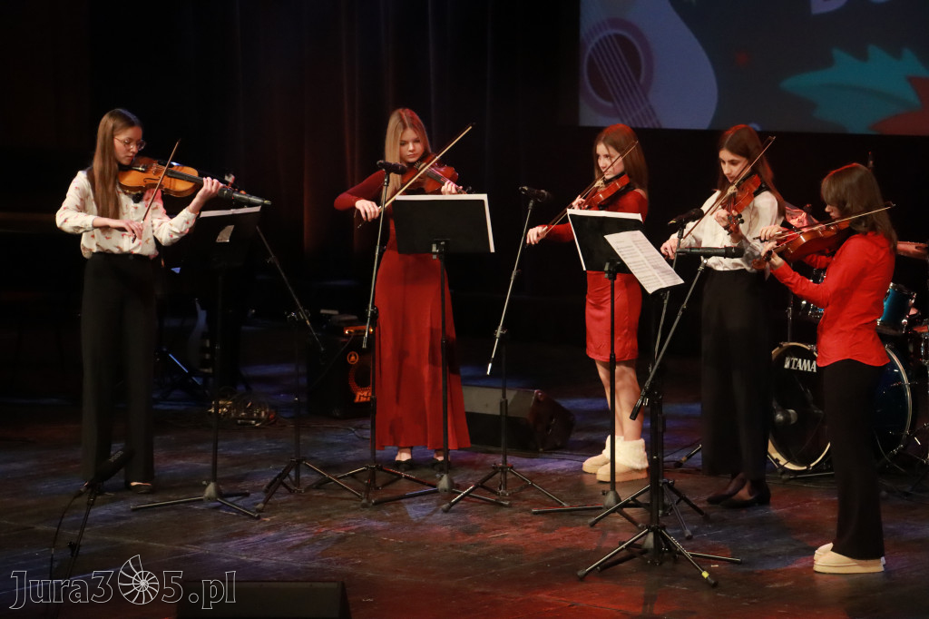 Fotorelacja: Koncert Świąteczny Szkoły Muzycznej i SP3 w MOK Zawiercie