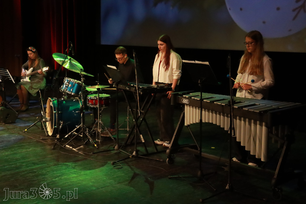 Fotorelacja: Koncert Świąteczny Szkoły Muzycznej i SP3 w MOK Zawiercie
