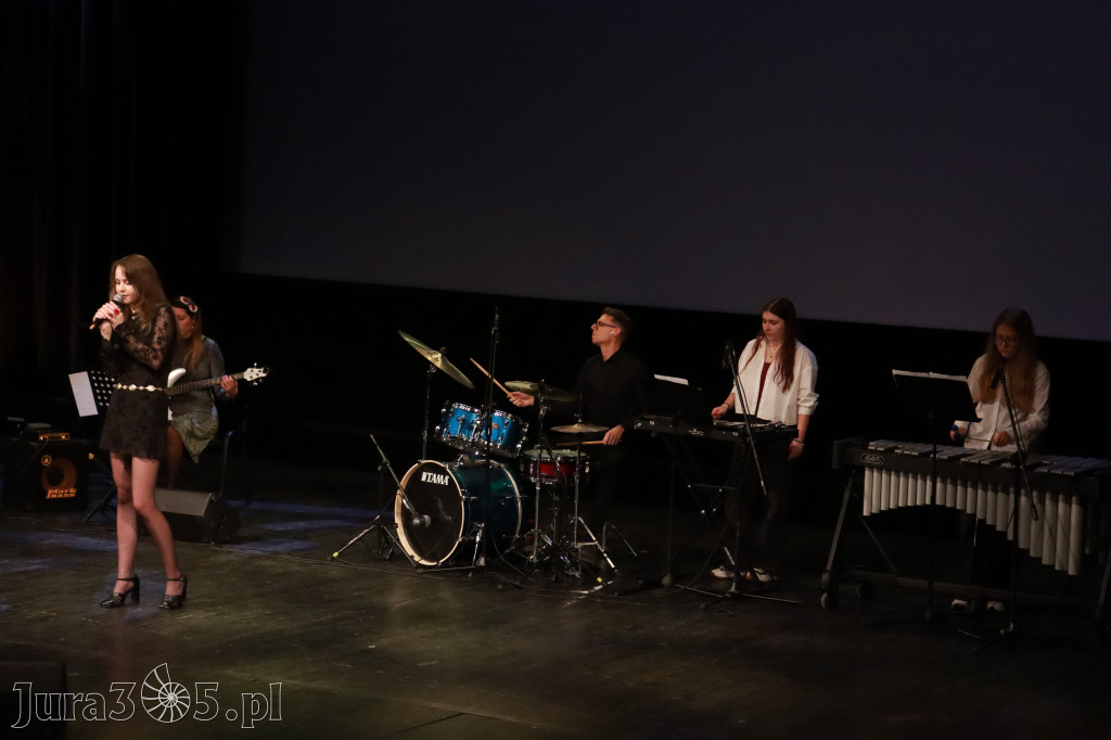 Fotorelacja: Koncert Świąteczny Szkoły Muzycznej i SP3 w MOK Zawiercie