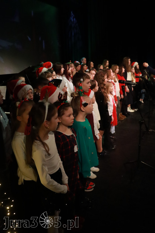 Fotorelacja: Koncert Świąteczny Szkoły Muzycznej i SP3 w MOK Zawiercie