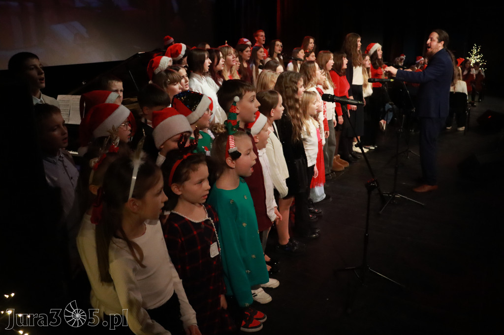 Fotorelacja: Koncert Świąteczny Szkoły Muzycznej i SP3 w MOK Zawiercie