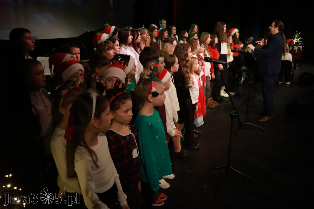 Fotorelacja: Koncert Świąteczny Szkoły Muzycznej i SP3 w MOK Zawiercie