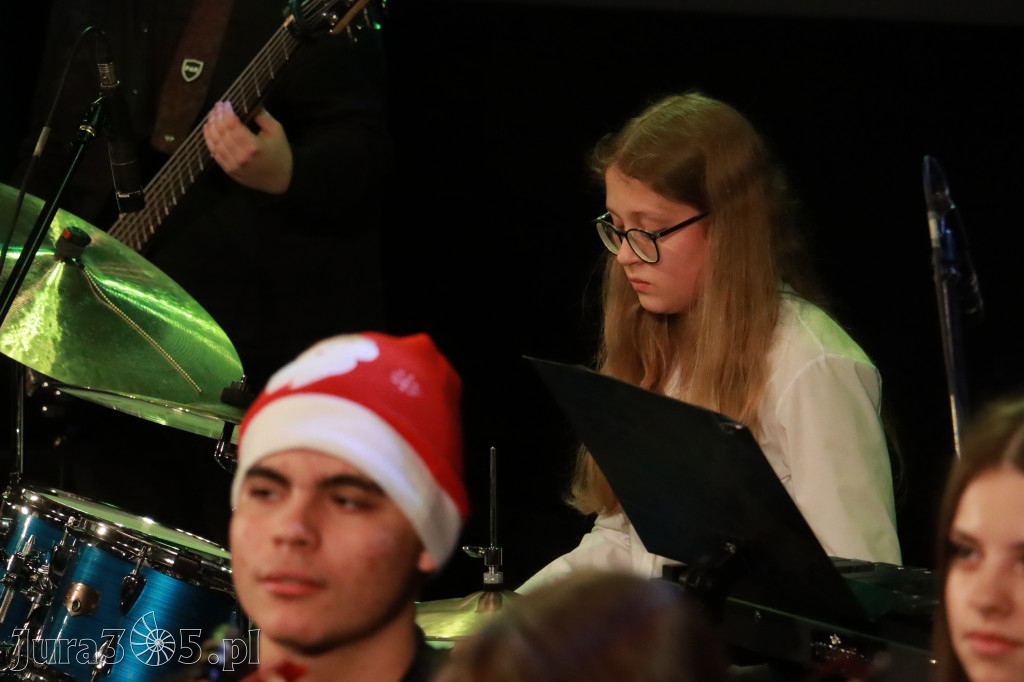 Fotorelacja: Koncert Świąteczny Szkoły Muzycznej i SP3 w MOK Zawiercie
