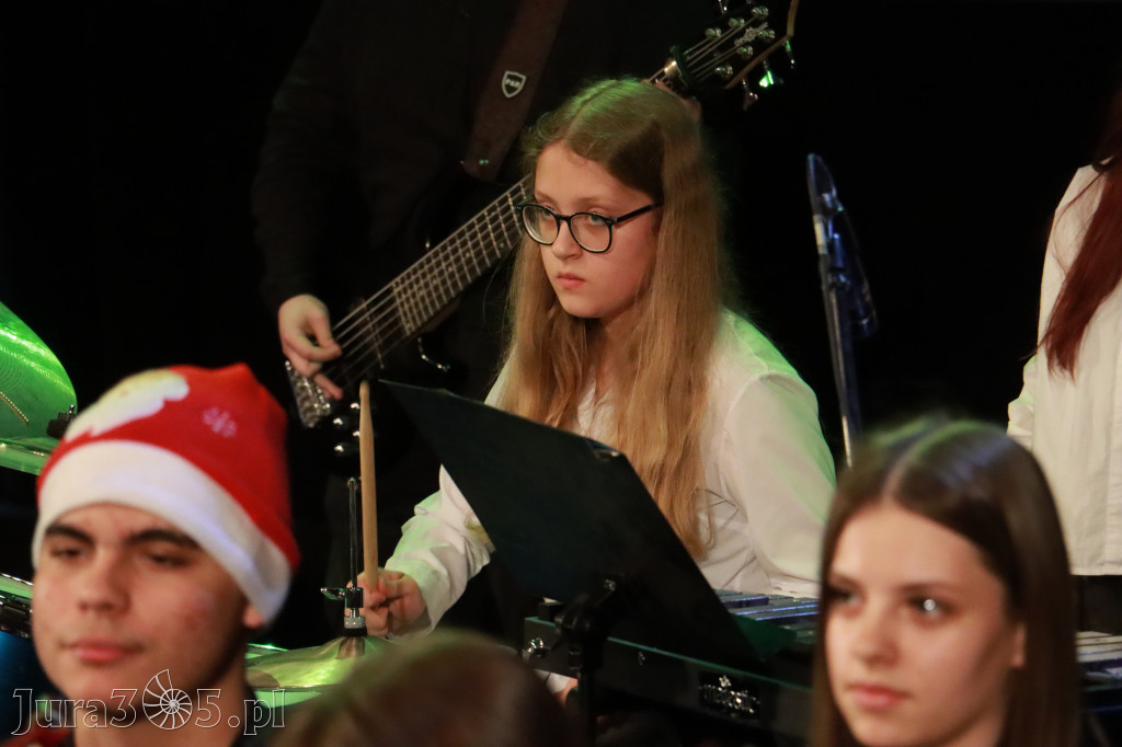 Fotorelacja: Koncert Świąteczny Szkoły Muzycznej i SP3 w MOK Zawiercie