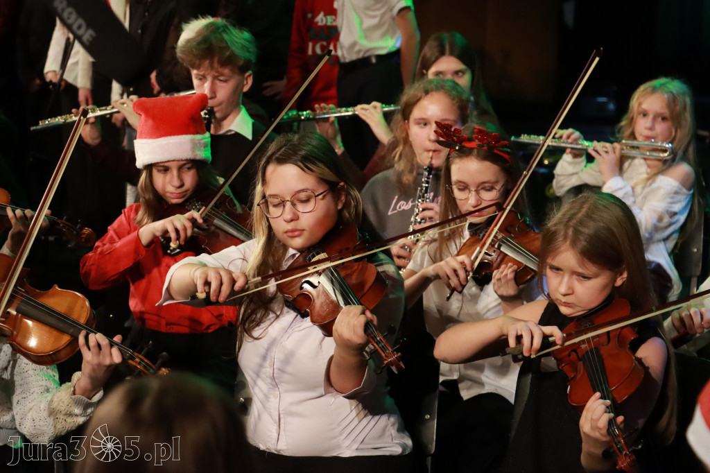 Fotorelacja: Koncert Świąteczny Szkoły Muzycznej i SP3 w MOK Zawiercie