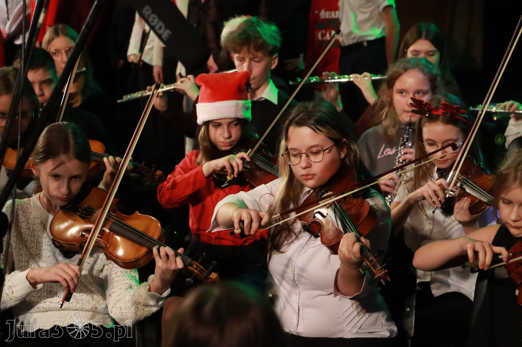 Fotorelacja: Koncert Świąteczny Szkoły Muzycznej i SP3 w MOK Zawiercie