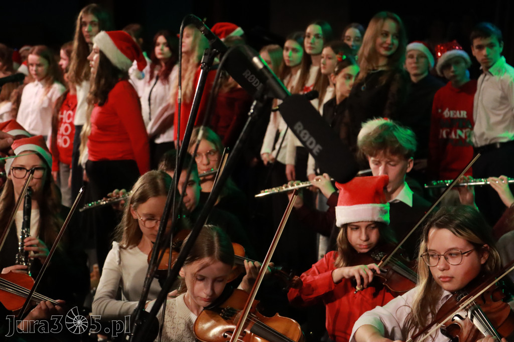 Fotorelacja: Koncert Świąteczny Szkoły Muzycznej i SP3 w MOK Zawiercie