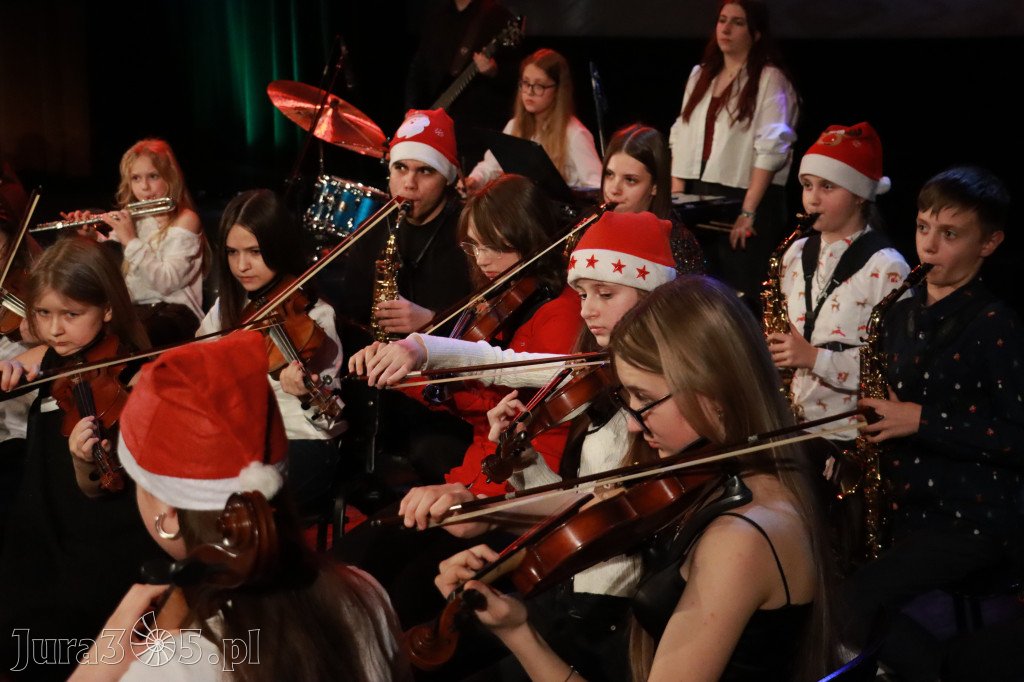Fotorelacja: Koncert Świąteczny Szkoły Muzycznej i SP3 w MOK Zawiercie