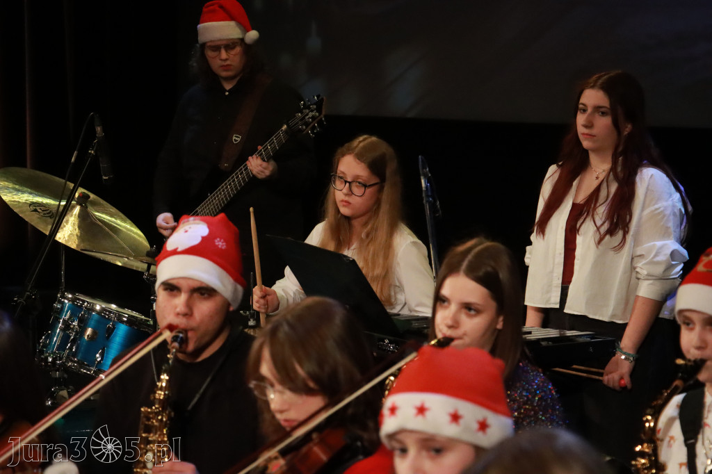 Fotorelacja: Koncert Świąteczny Szkoły Muzycznej i SP3 w MOK Zawiercie