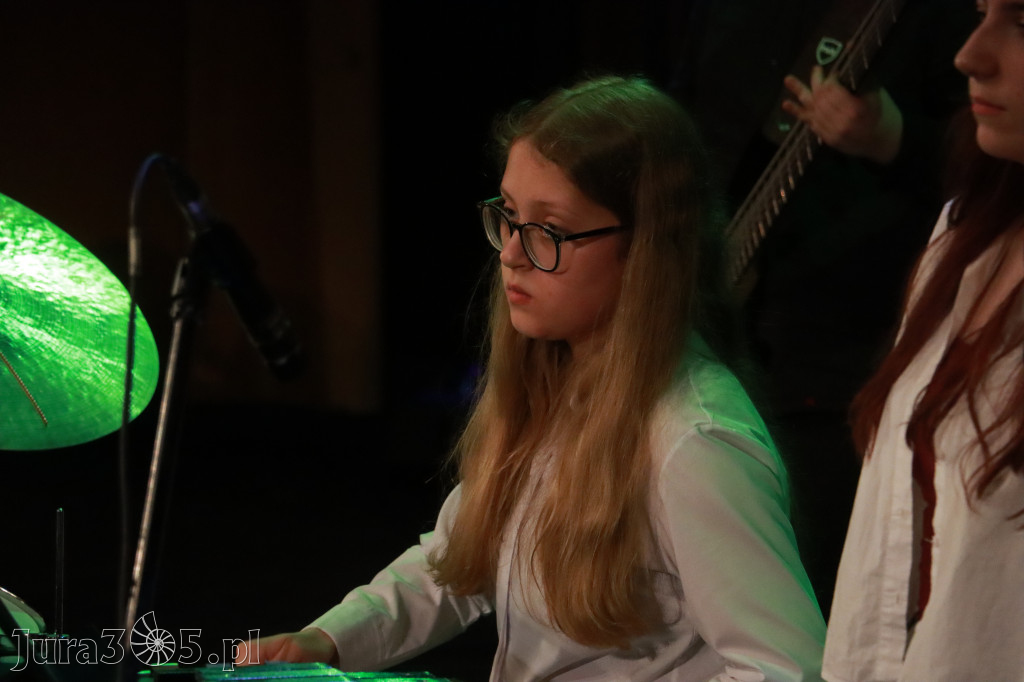 Fotorelacja: Koncert Świąteczny Szkoły Muzycznej i SP3 w MOK Zawiercie