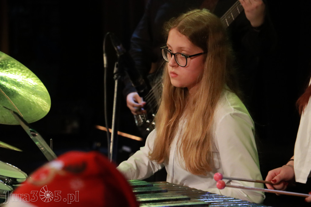 Fotorelacja: Koncert Świąteczny Szkoły Muzycznej i SP3 w MOK Zawiercie