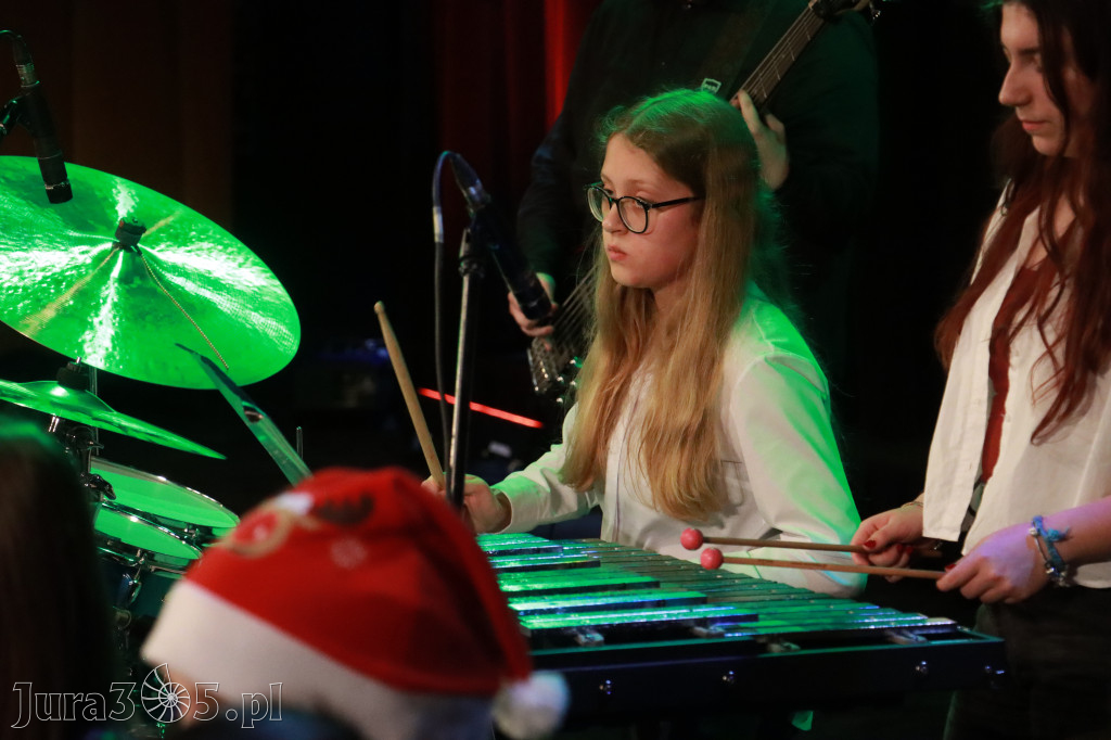 Fotorelacja: Koncert Świąteczny Szkoły Muzycznej i SP3 w MOK Zawiercie