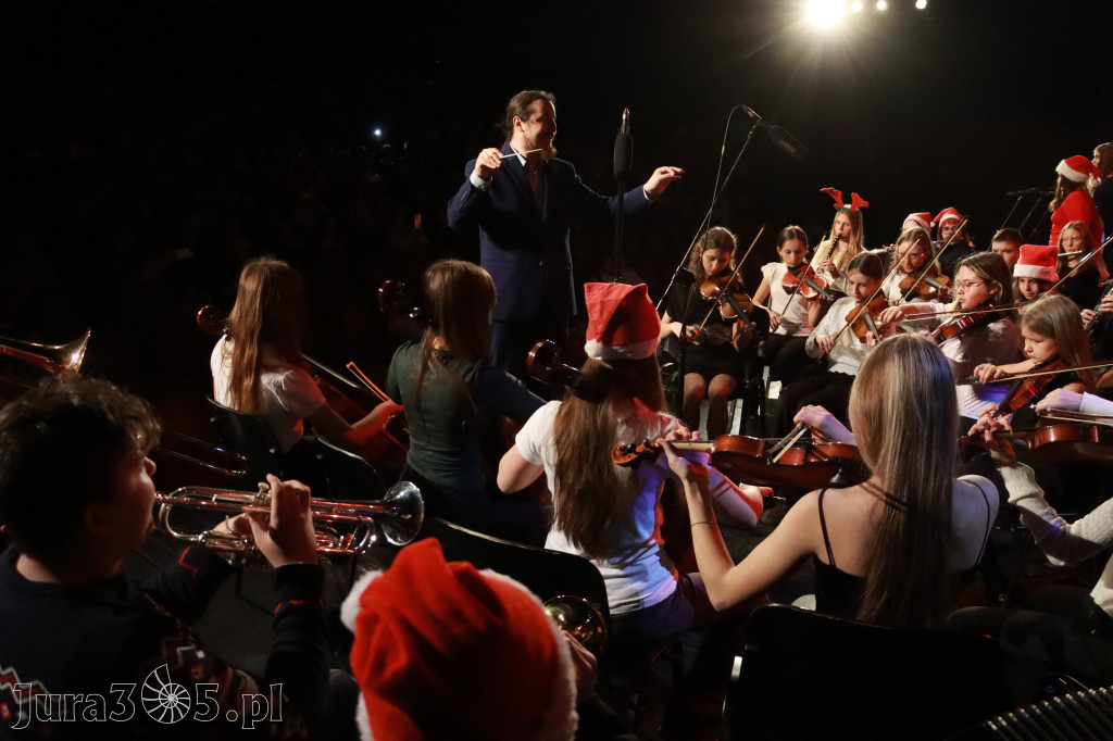 Fotorelacja: Koncert Świąteczny Szkoły Muzycznej i SP3 w MOK Zawiercie