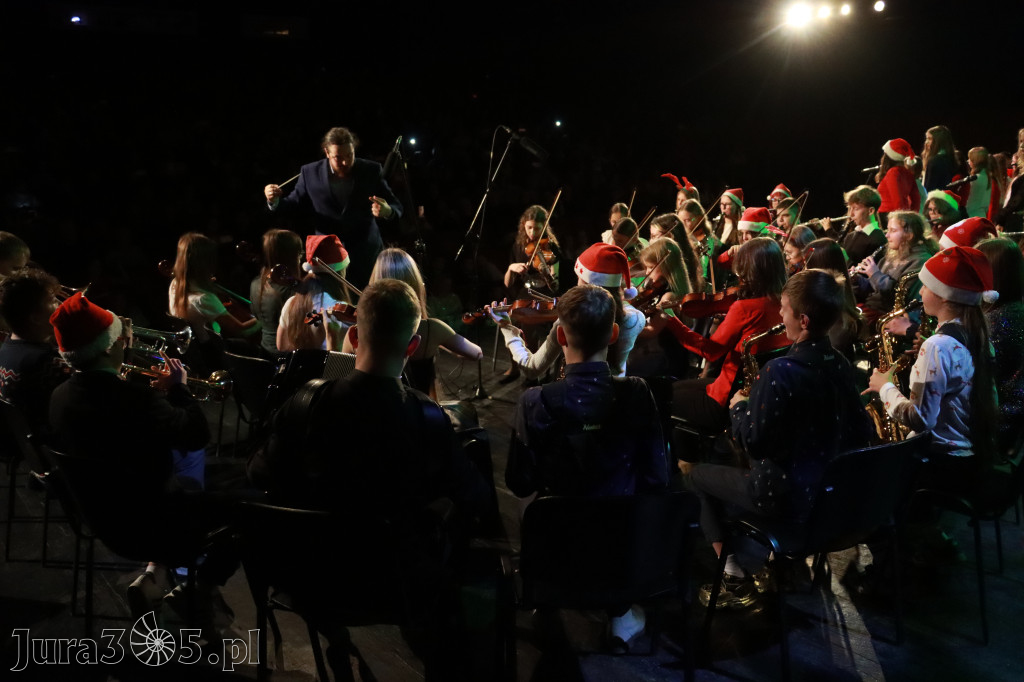 Fotorelacja: Koncert Świąteczny Szkoły Muzycznej i SP3 w MOK Zawiercie