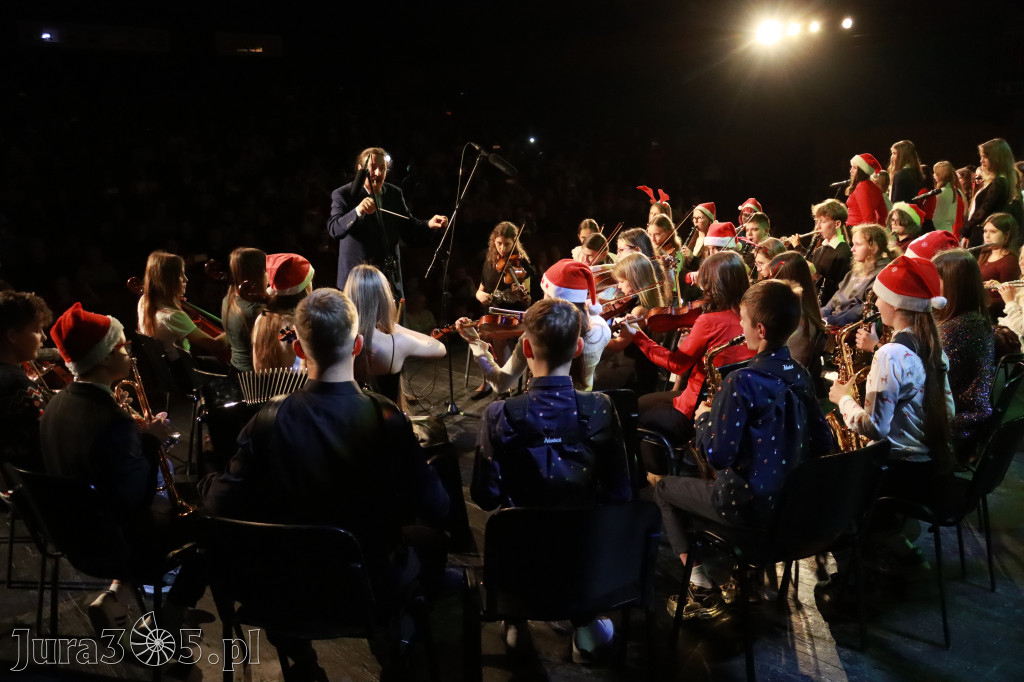 Fotorelacja: Koncert Świąteczny Szkoły Muzycznej i SP3 w MOK Zawiercie