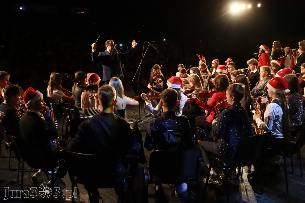 Fotorelacja: Koncert Świąteczny Szkoły Muzycznej i SP3 w MOK Zawiercie
