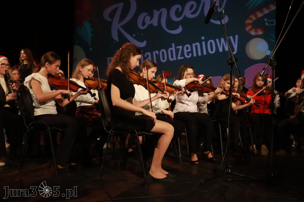 Fotorelacja: Koncert Świąteczny Szkoły Muzycznej i SP3 w MOK Zawiercie