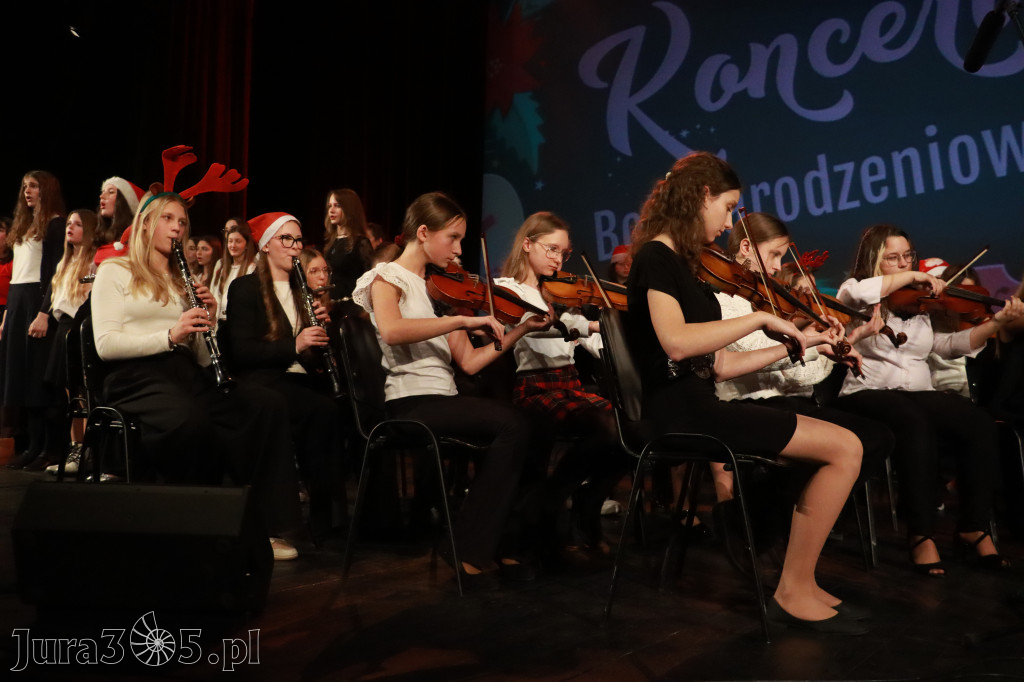 Fotorelacja: Koncert Świąteczny Szkoły Muzycznej i SP3 w MOK Zawiercie