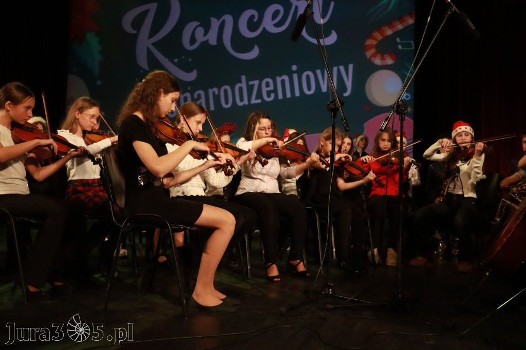 Fotorelacja: Koncert Świąteczny Szkoły Muzycznej i SP3 w MOK Zawiercie