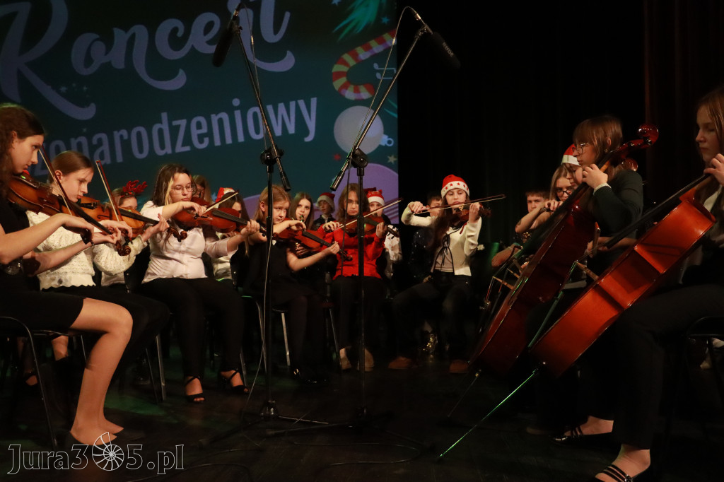 Fotorelacja: Koncert Świąteczny Szkoły Muzycznej i SP3 w MOK Zawiercie