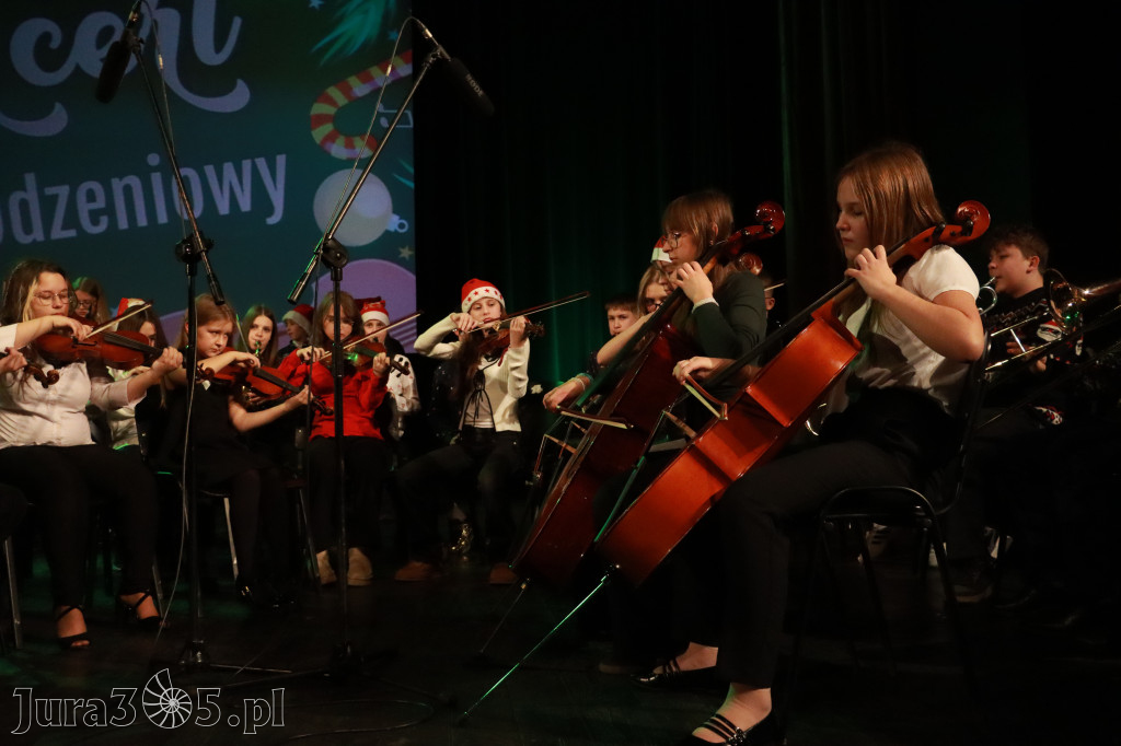 Fotorelacja: Koncert Świąteczny Szkoły Muzycznej i SP3 w MOK Zawiercie