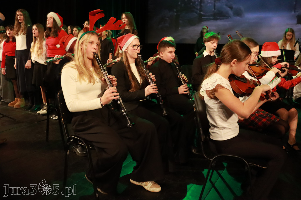 Fotorelacja: Koncert Świąteczny Szkoły Muzycznej i SP3 w MOK Zawiercie