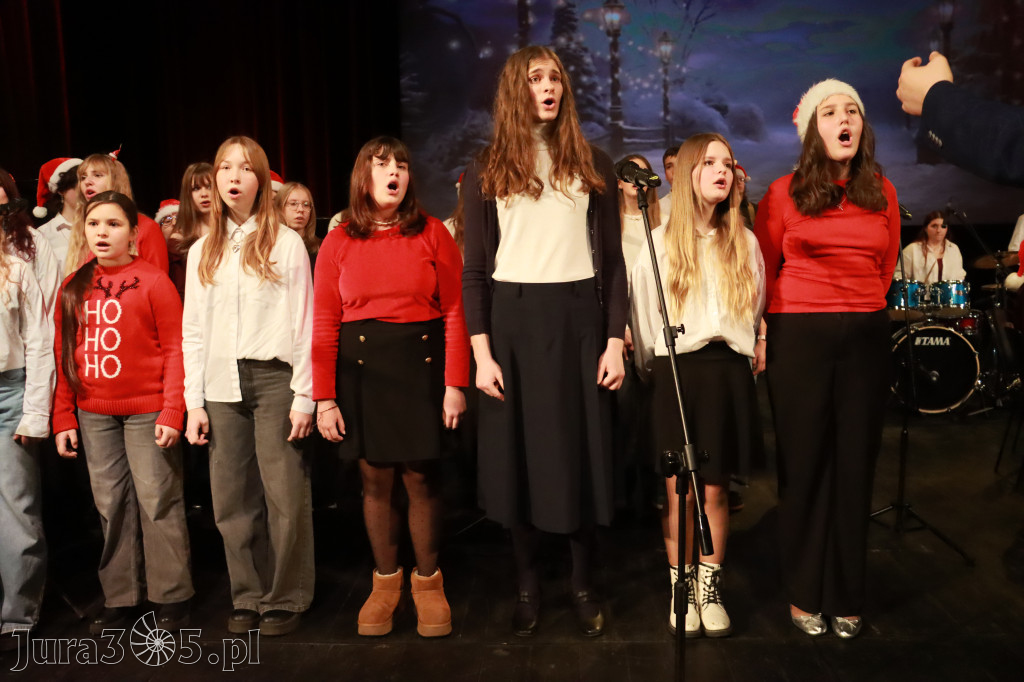 Fotorelacja: Koncert Świąteczny Szkoły Muzycznej i SP3 w MOK Zawiercie