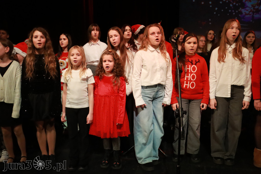 Fotorelacja: Koncert Świąteczny Szkoły Muzycznej i SP3 w MOK Zawiercie