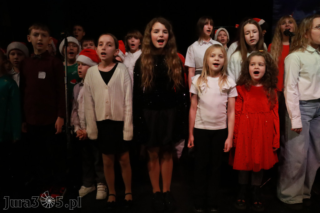 Fotorelacja: Koncert Świąteczny Szkoły Muzycznej i SP3 w MOK Zawiercie