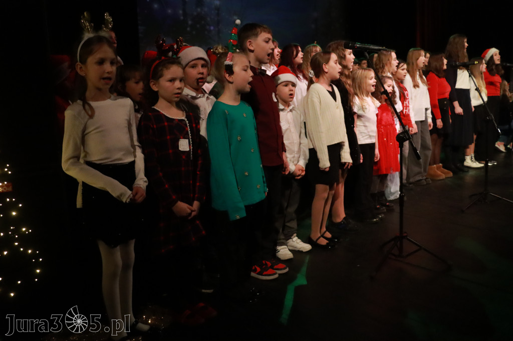 Fotorelacja: Koncert Świąteczny Szkoły Muzycznej i SP3 w MOK Zawiercie