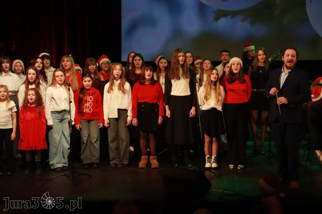 Fotorelacja: Koncert Świąteczny Szkoły Muzycznej i SP3 w MOK Zawiercie