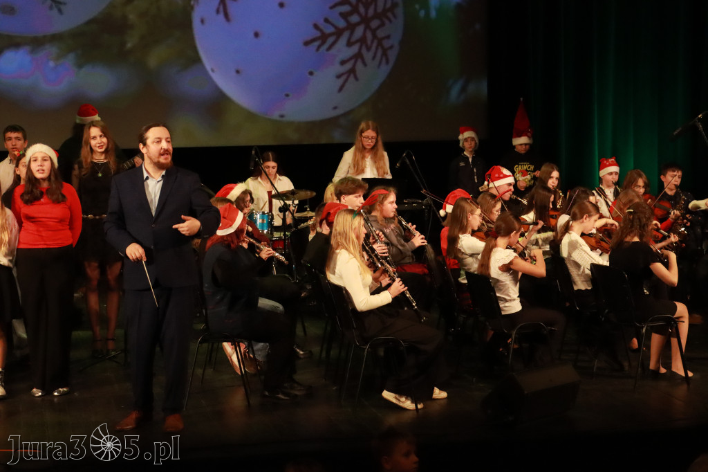 Fotorelacja: Koncert Świąteczny Szkoły Muzycznej i SP3 w MOK Zawiercie